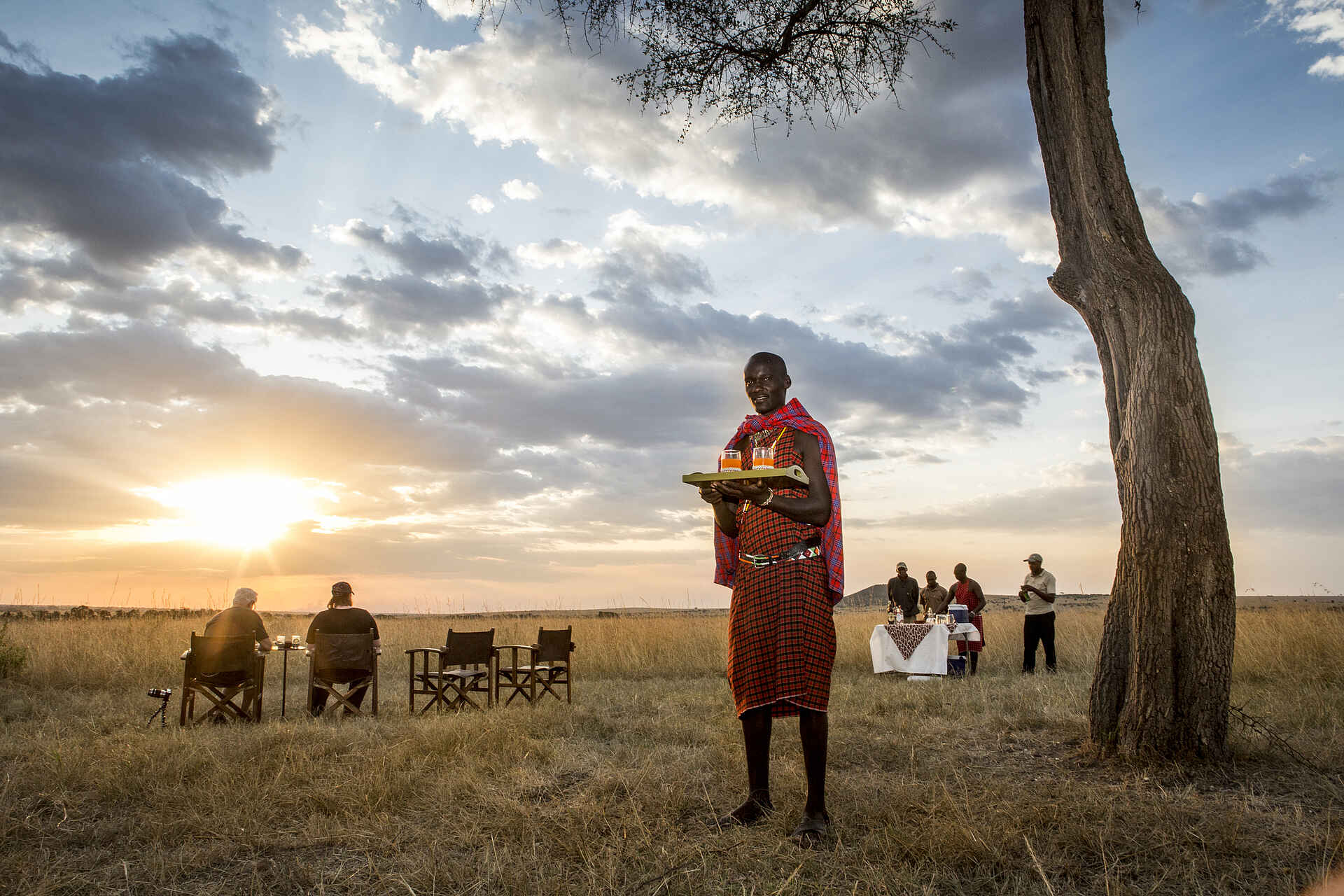 Sala's Camp, drink, people, sun, sun downer, Sonnenuntergang, Sundowner, sunset, tourists, Mara National Reserve, Masai Mara, Afrikarma, Afrikarma Safaris, Afrikarma Safaris - Wildnis. Hautnah., Afrikarma.de, The Safari Collection