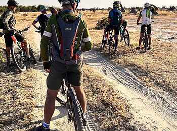 San Camp: Biking in der Kalahari