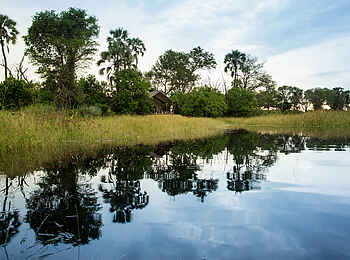 Gomoti Plains Camp: Flußufer mit Spiegelung