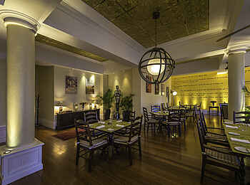 Hemingways Nairobi: Tische in der Brasserie Hemingways Nairobi: Tische in der Brasserie