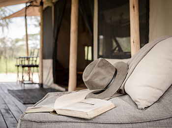 Legendary Mila Tented Camp: Hut und Buch