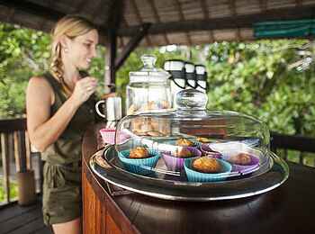 Masoala Forest Lodge: Muffins auf Veranda Masoala Forest Lodge: Muffins auf Veranda