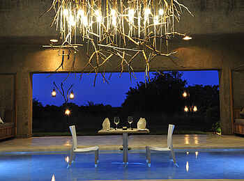 Sabi Sabi Earth Lodge: Die Bar bei Nacht Sabi Sabi Earth Lodge: Die Bar bei Nacht