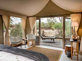 Simbavati River Lodge: Zimmer Ansicht mit Blick ins Freie