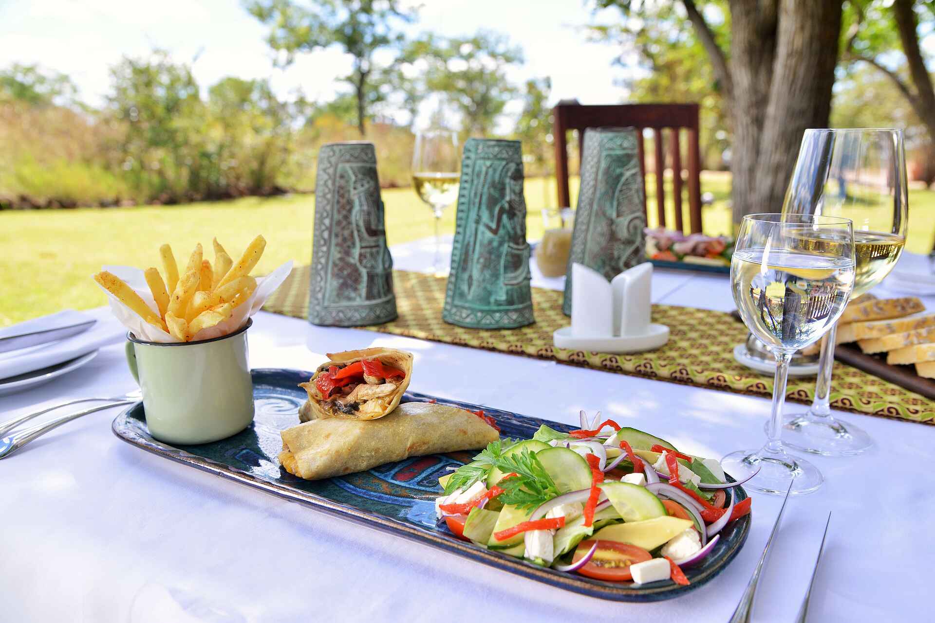 Tracy Mulder, Wildtrack Safaris Eco Lodge, Chicken Wrap, Pommes Frites, Salat, Afrikarma, Afrikarma Safaris, Afrikarma Safaris - Wildnis. Hautnah., Afrikarma.de
