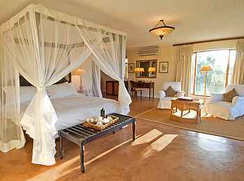 Chichele Presidential Lodge: Doppelbett mit Moskitonetz Chichele Presidential Lodge: Doppelbett mit Moskitonetz