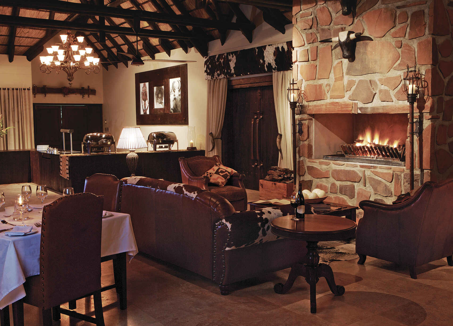 Erindi Old Traders Lodge: Vor dem Abendessen Erindi Game Reserve, Game Drive, Old Traders Lodge, Pirschfahrt, Abendessen, Dinner, Kamin, Sessel, Sofa, afrikarma, afrikarma safaris, afrikarma.de