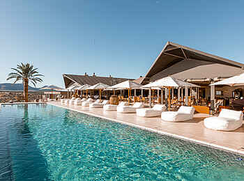 Gmundner Lodge: Der großzügige Poolbereich Gmundner Lodge: Der großzügige Poolbereich