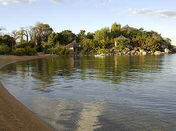 Kaya Mawa: Blick vom Strand auf das Camp