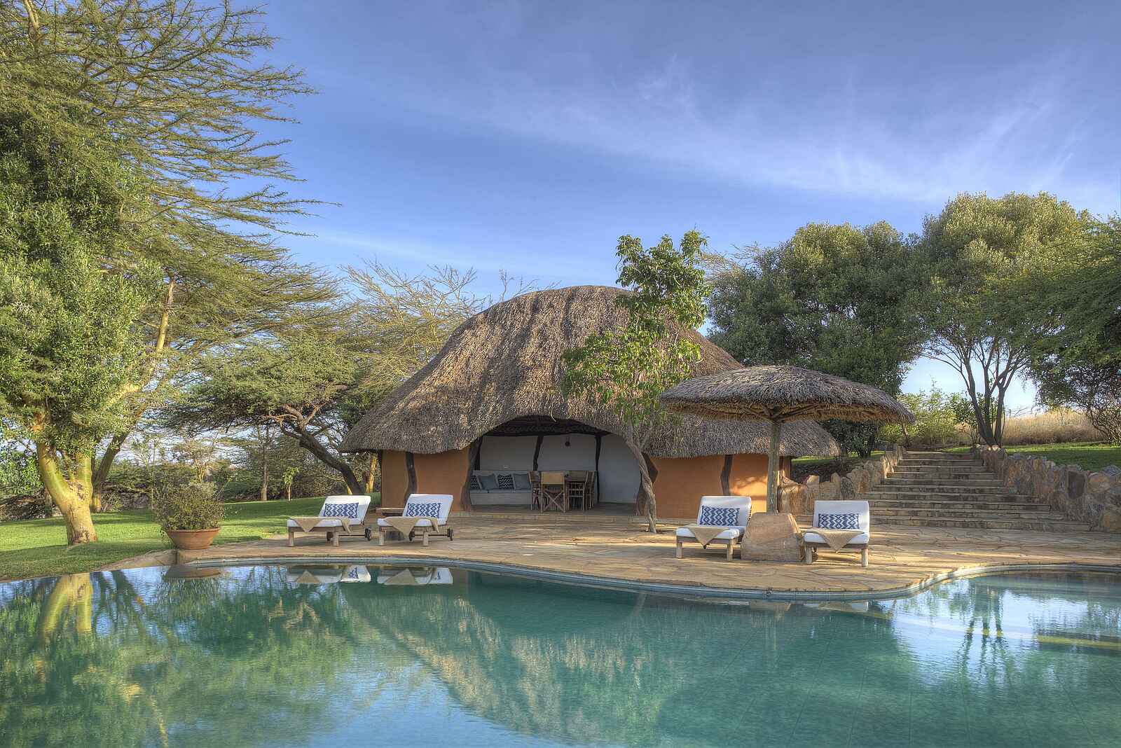 Kifaru House: Liegen am Pool Kifaru House: Liegen am Pool
