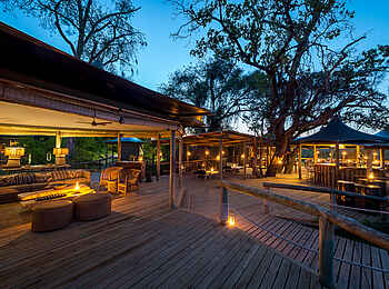 Little Vumbura: Die Terrasse im Zentralbereich Little Vumbura: Die Terrasse im Zentralbereich