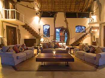 Luangwa Safari House: Erleuchtete Lounge Luangwa Safari House: Erleuchtete Lounge