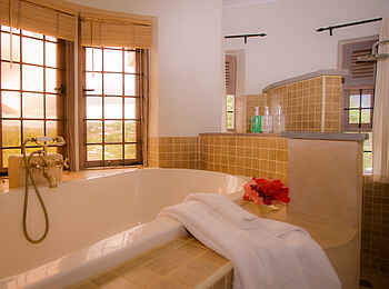 Machweo Wellness Retreat: Badewanne in der Honeymoon-Suite
