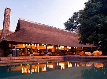 Mfuwe Lodge: Abendbeleuchtung im Hauptgebäude