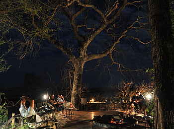 Muchenje Safari Lodge: Geselligkeit am Feuer