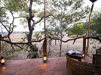 Mukambi Fig Tree Bush Camp: In der Dämmerung werden Öllampen auf den privaten Veranden verteilt