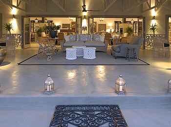 Mushara Outpost: Blick von der Veranda in die Lounge