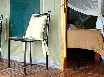 Nanzhila Plains Safari Camp: Deck vor einem Gästezelt Nanzhila Plains Safari Camp: Deck vor einem Gästezelt