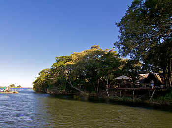 Ndhovu Safari Lodge: Zentralbereich unter Bäumen Ndhovu Safari Lodge: Zentralbereich unter Bäumen