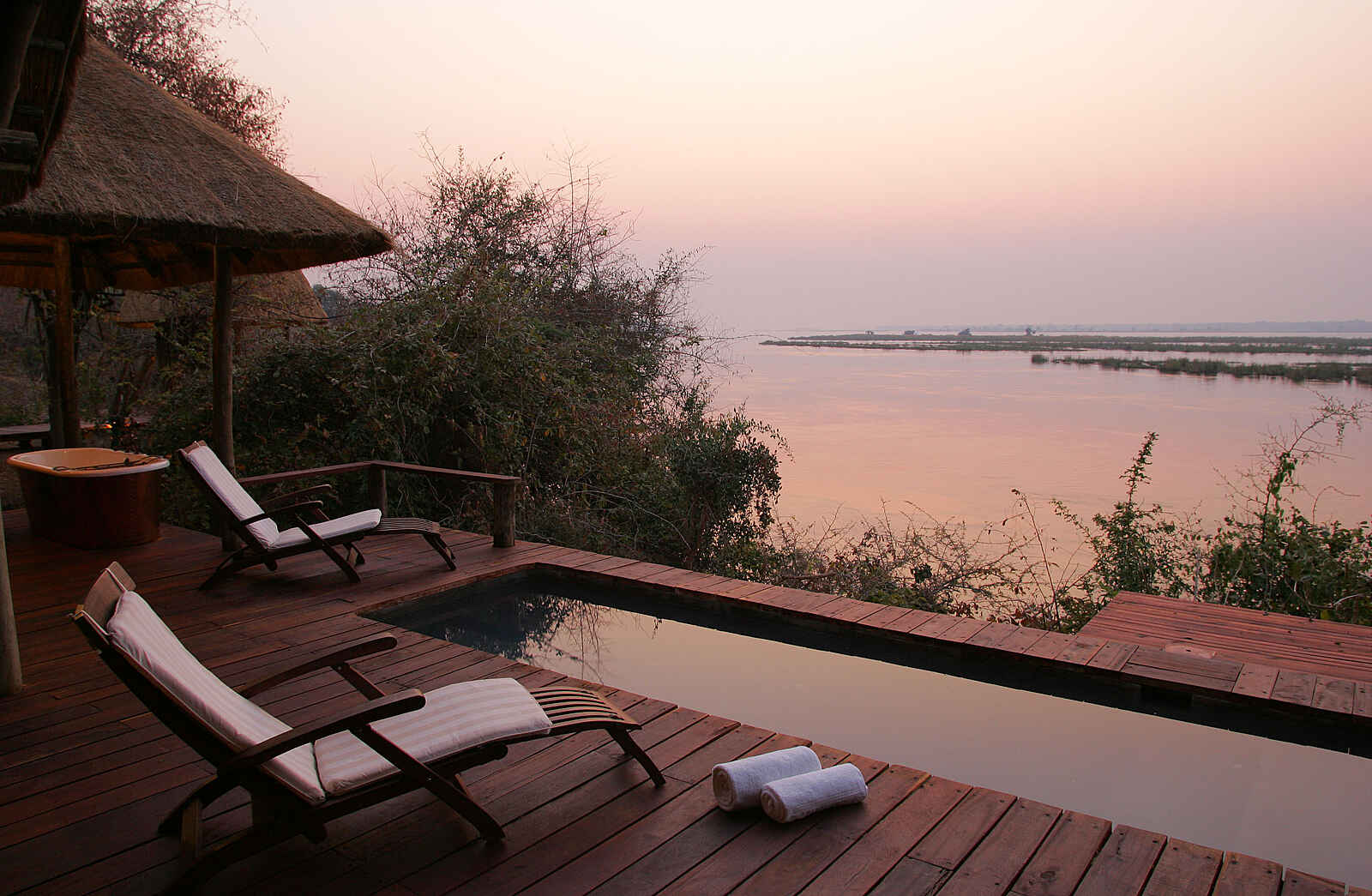 Royal Zambezi Lodge: Deluxe Suite Terrasse mit Plunge Pool Royal Zambezi Lodge: Deluxe Suite Terrasse mit Plunge Pool
