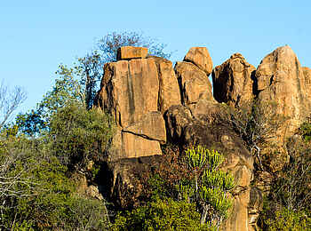 Singita Lebombo Lodge: Felsen im Buschland