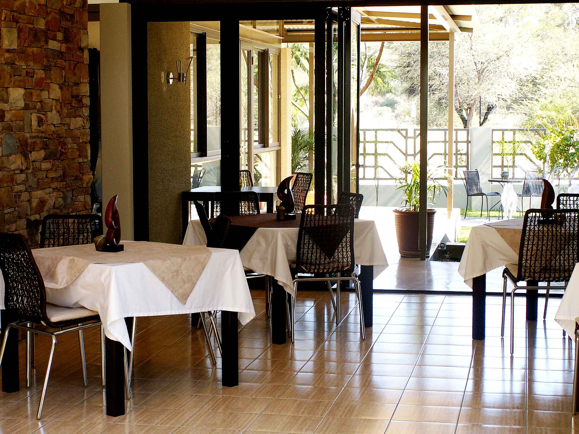 B&B, Pension, The Elegant Guesthouse, Windhoek, Frühstück, Frühstückstische, Speisesaal, Afrikarma, Afrikarma Safaris, Afrikarma.de