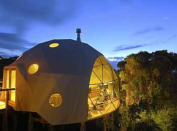 The Highlands Camp: Lounge-Kuppel bei Nacht