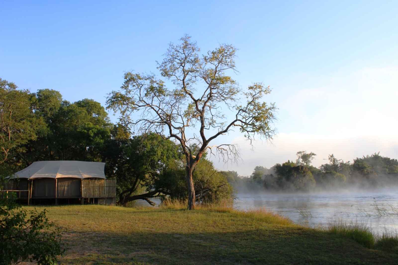 Zambezi Sands: Morgennebel Zambezi Sands: Morgennebel