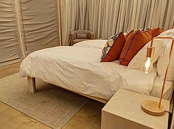 Desert Hills Glamping: Betten mit Nachttischen Desert Hills Glamping: Betten mit Nachttischen