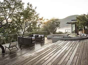 Kariega Settlers Drift Lodge: Terrasse im Nebel