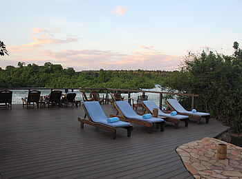 Lemala Wildwaters Lodge: Sonnendeck mit Liegestühlen Lemala Wildwaters Lodge: Sonnendeck mit Liegestühlen