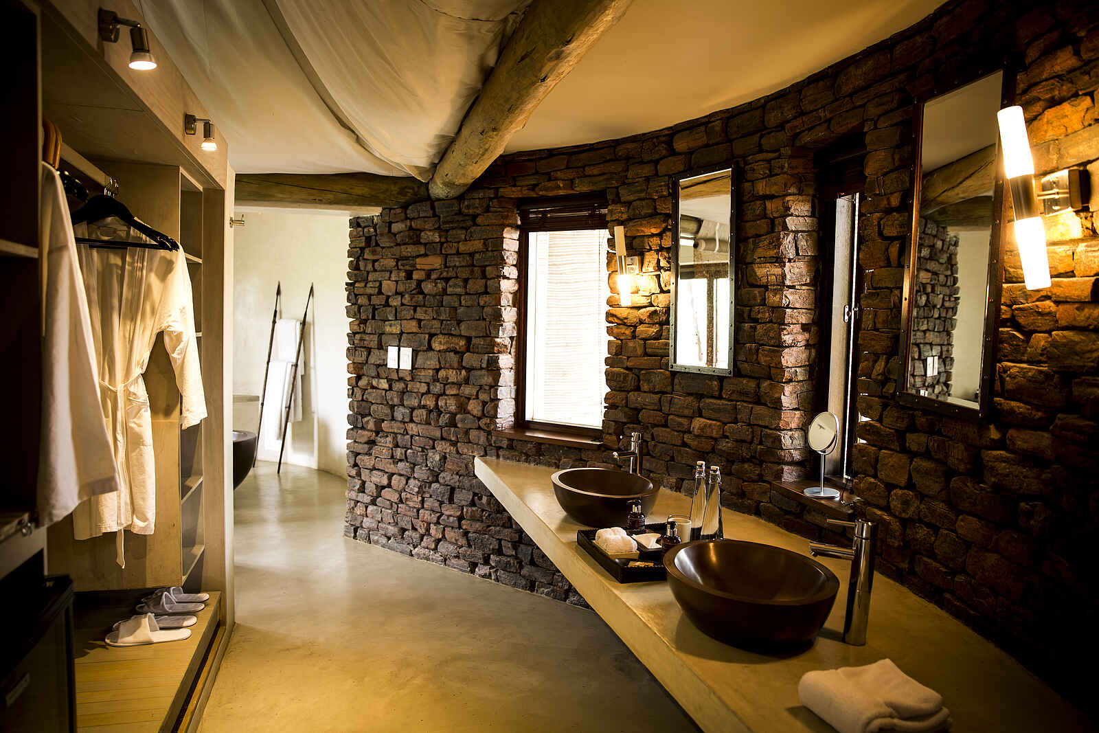 Marataba Safari Lodge: Waschbecken mit Spiegeln und Kleiderschrank Marataba Safari Lodge: Waschbecken mit Spiegeln und Kleiderschrank