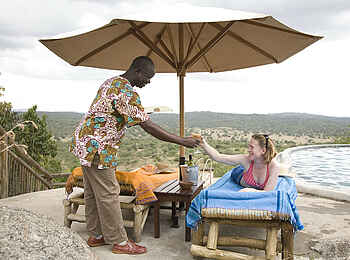 Mihingo Lodge: Liegen am Pool Mihingo Lodge: Liegen am Pool