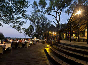 Namushasha River Lodge: Abendessen auf dem Holzdeck vor dem Haupthaus Namushasha River Lodge: Abendessen auf dem Holzdeck vor dem Haupthaus