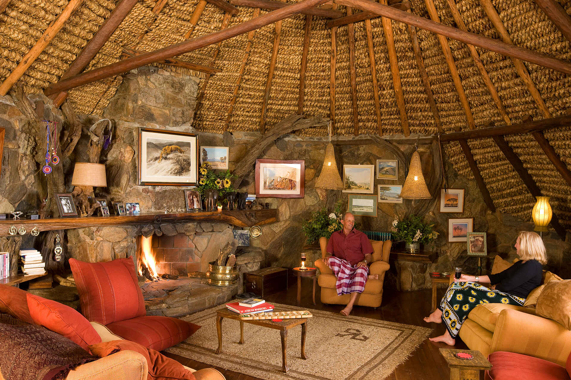Ol Malo: Lounge mit Kamin Kenya, Laikipia, Ol Malo, Laikipia Plateau, Kamin, Lounge, Sessel, Sofa, Afrikarma, Afrikarma Safaris, Afrikarma Safaris. Wildnis. Hautnah., Afrikarma.de