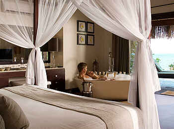 Anantara Bazaruto Island Resort and Spa: Doppelbett und Bad im Beach Chalet