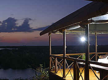 Camp Linyanti: Abendbeleuchtung Camp Linyanti: Abendbeleuchtung