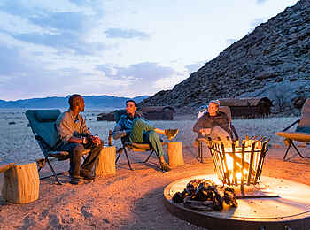 Camp Sossus: Zusammensitzen am Lagerfeuer Camp Sossus: Zusammensitzen am Lagerfeuer