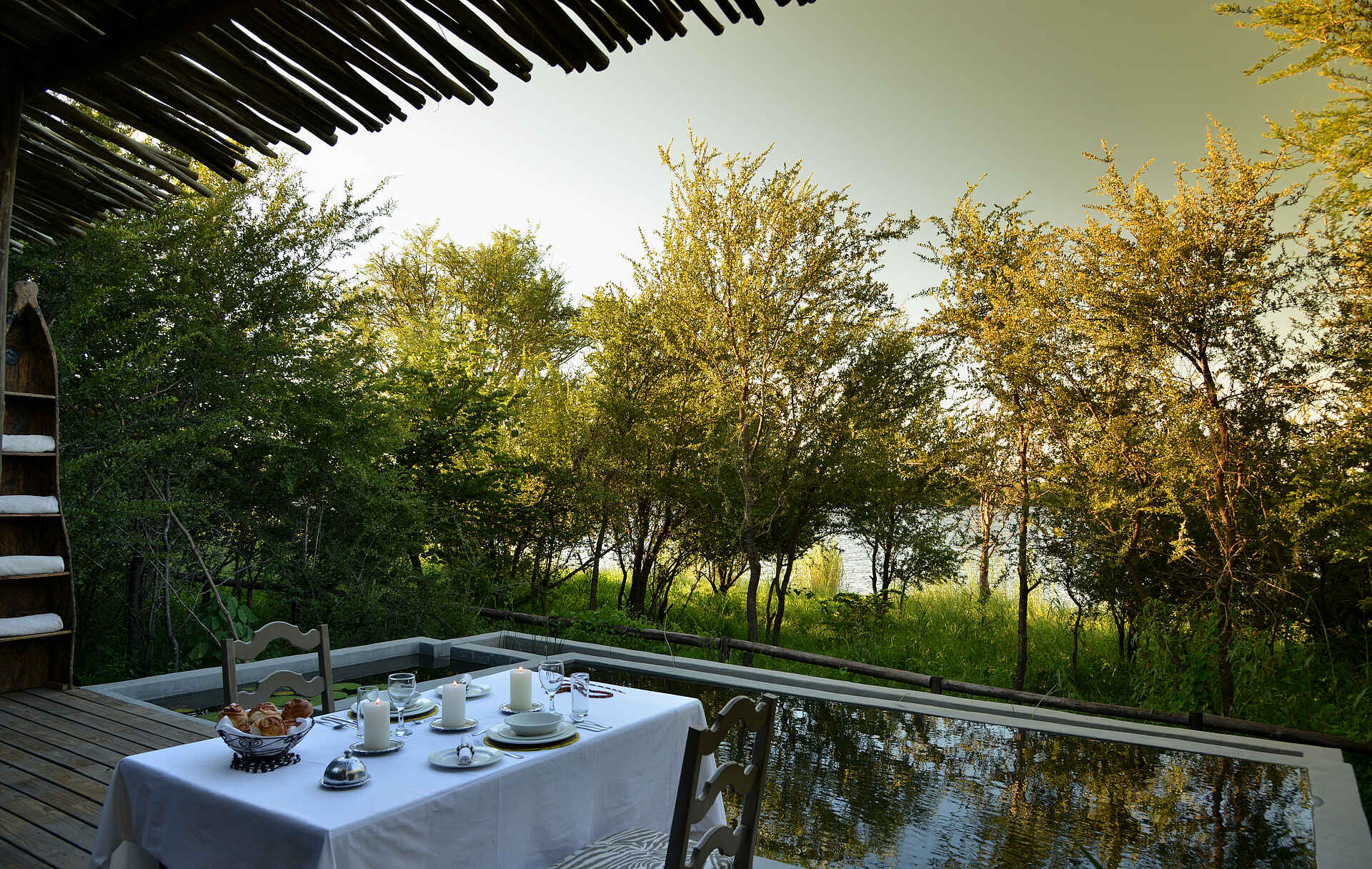 adam young, africa, afrika, Bakwena, bilder, buchen, buchung, Chobe, Chobe Bakwena, Chobe Bakwena Lodge, Chobe National Park, Chobe Nationalpark, Chobe River, information, jenny young, Kazangula, Nachhaltigkeit, Nordbotswana, northern botsuana, Ökologie, reise, reisen, southern africa, südliches afrika, Umweltschutz, urlaub, wasseraktivitäten, central facilities, dinner, essen, main area, pool, swimming pool, tafel, tisch, zentrale einrichtungen