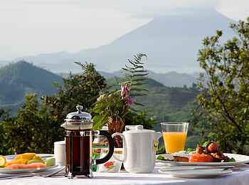 Clouds Mountain Gorilla Lodge: Frühstück im Freien