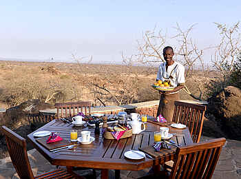 Elerai Camp: Frühstück auf der Terrasse Elerai Camp: Frühstück auf der Terrasse