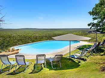 Etosha Safari Lodge: Pool mit Liegestühlen Etosha Safari Lodge: Pool mit Liegestühlen