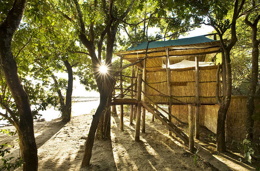 Island Bush Camp: Gästechalet auf Plattform Island Bush Camp: Gästechalet auf Plattform