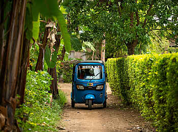 Lemala Mpingo Ridge Lodge: Ausflug mit einem Tuk Tuk Lemala Mpingo Ridge Lodge: Ausflug mit einem Tuk Tuk