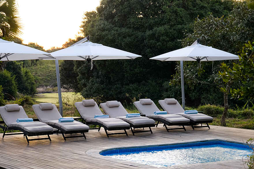 Muzimu Lodge: Liegen am Pool Muzimu Lodge: Liegen am Pool