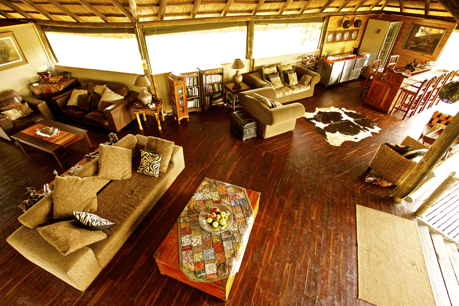 Nehimba Lodge: Lounges im Haupthaus Nehimba Lodge: Lounges im Haupthaus