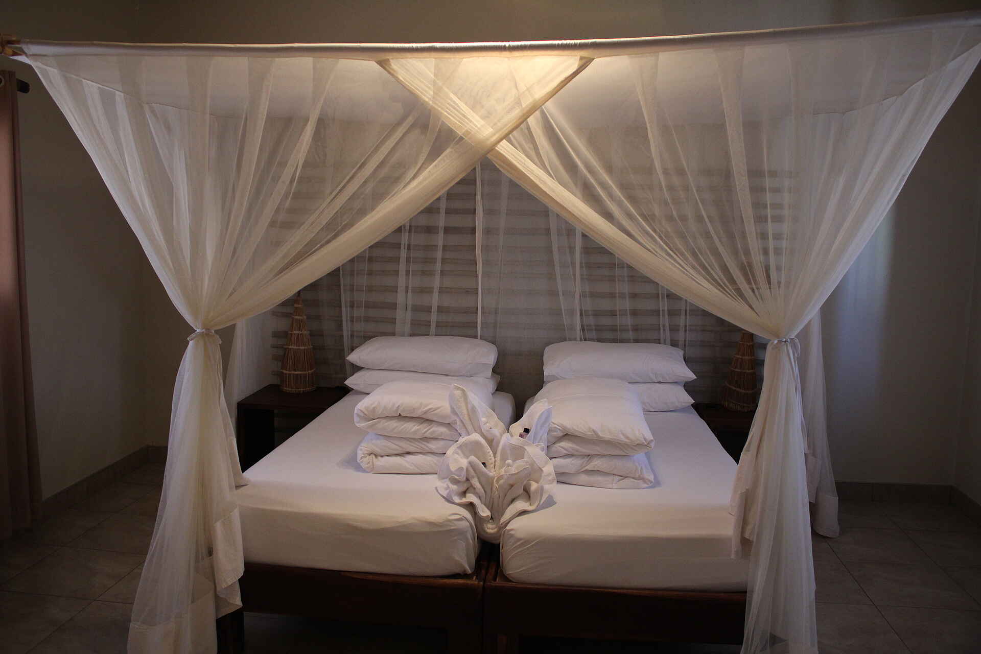 Etosha, Etosha National Park, Etoshapfanne, Okaukuejo, Salzpfanne, Doppelbett, Moskitonetz, afrikarma, afrikarma Safaris, afrikarma.de