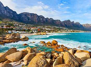 POD Camps Bay Boutique Hotel: Findlinge am Strand von Camps Bay