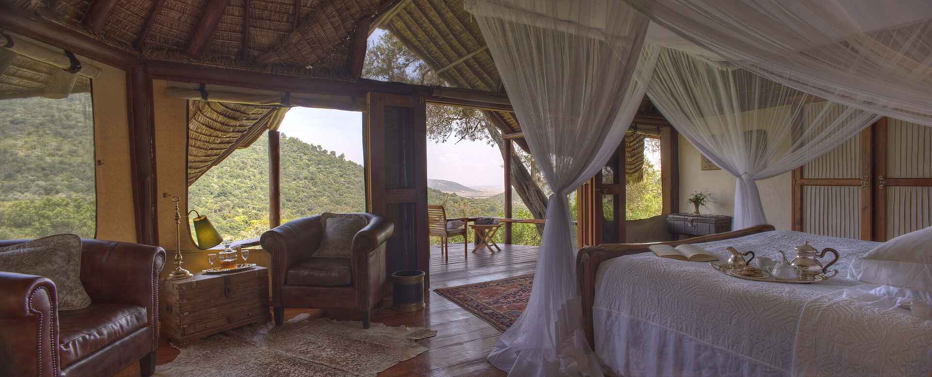 Saruni Mara Camp, Masai Mara, Safari Camp, Saruni, Doppelbett, Gästechalet, Moskitonetz, Private Veranda, Sessel, afrikarma, afrikarma safaris, afrikarma.de