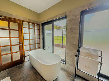 Serengeti Sametu Camp: Luxury Pavillony Room Bad Serengeti Sametu Camp: Luxury Pavillony Room Bad